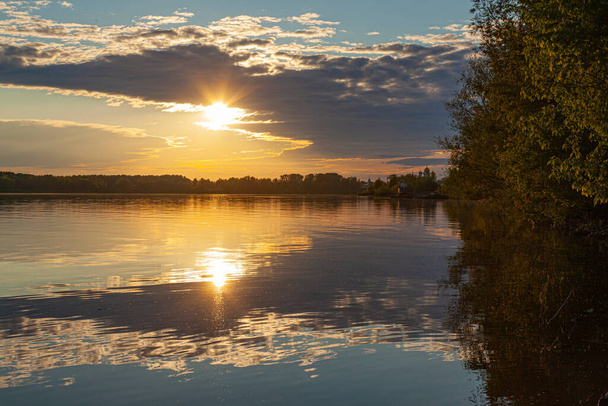 Έγχρωμο ηλιοβασίλεμα πάνω από τον ποταμό Βόλγα - Φωτογραφία, εικόνα