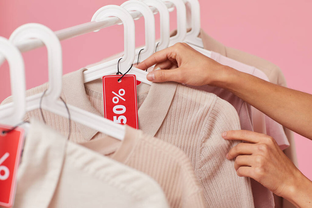 Mujer comprando ropa en venta
 - Foto, imagen