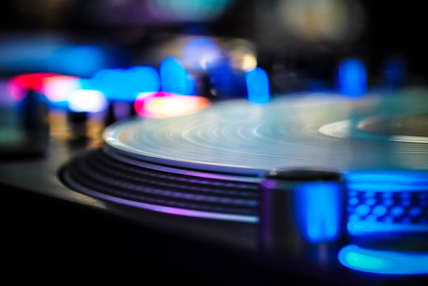 DJ vinylspelers in donkere nachtclub, feest in de dansclub, DJ-apparatuur, deconcentratie  - Foto, afbeelding