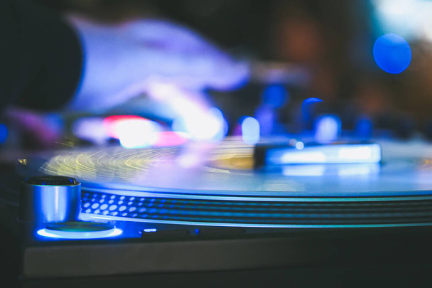 Lettori di vinile DJ in discoteca buia, festa nel club di danza, attrezzature DJ, sfocato  - Foto, immagini