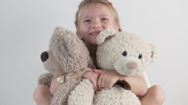 Uma menina feliz abraça ursinhos de pelúcia
. - Filmagem, Vídeo