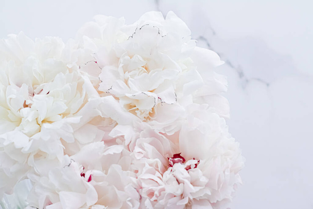 Букет пионских цветов как роскошный цветочный фон, свадебное оформление и брендинг мероприятий
 - Фото, изображение