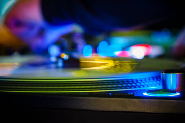 DJ vinyloví hráči v tmavém nočním klubu, párty v tanečním klubu, DJ vybavení, rozostření  - Fotografie, Obrázek