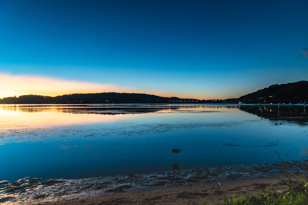 Gentle Blue Sunrise Waterscape at Woy Woy Waterfront on the Central Coast, NSW, Australia. - Foto, afbeelding