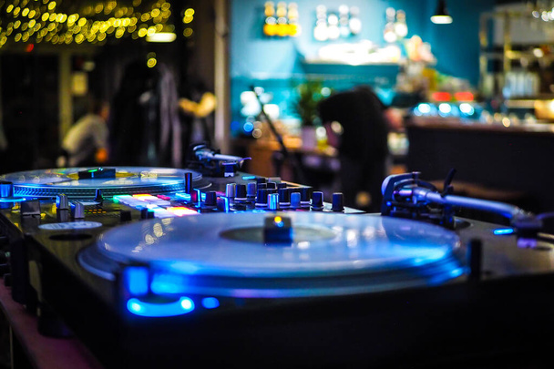 DJ gracze winylu w ciemnym klubie nocnym, impreza w klubie tanecznym, sprzęt DJ, rozkojarzony  - Zdjęcie, obraz
