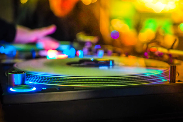 Reproductores de vinilo DJ en discoteca oscura, fiesta en el club de baile, equipo de DJ, desenfocado
  - Foto, imagen