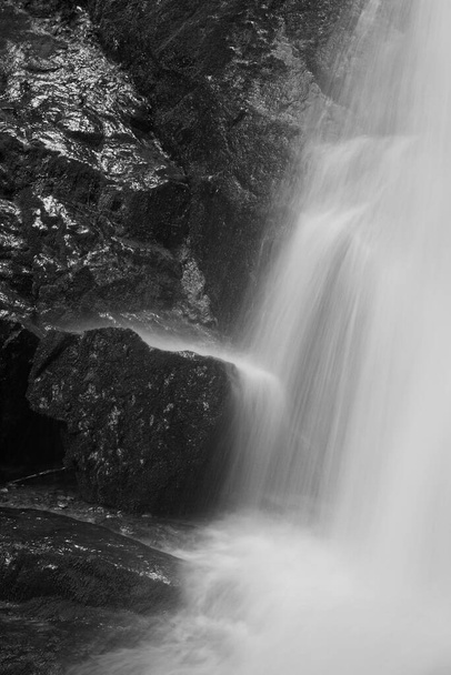 Vízesések gránitsziklákon a virginiai Blue Ridge-hegység vízesése alatt - Fotó, kép