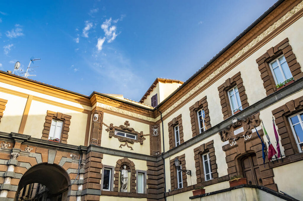Das Gebäude, in dem sich das Rathaus mit der Flagge Italiens und der Europäischen Gemeinschaft (EWG) befindet. Der blaue Himmel bei Sonnenuntergang. Zagarolo, Provinz Rom, Latium, Italien - Foto, Bild
