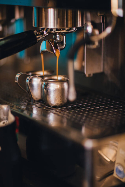 machine à café dans le café versant du café - Photo, image
