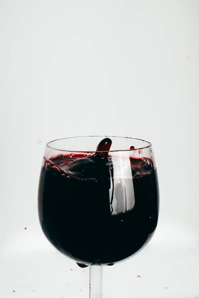 vista de primer plano de vino tinto vertiendo en vidrio
 - Foto, Imagen