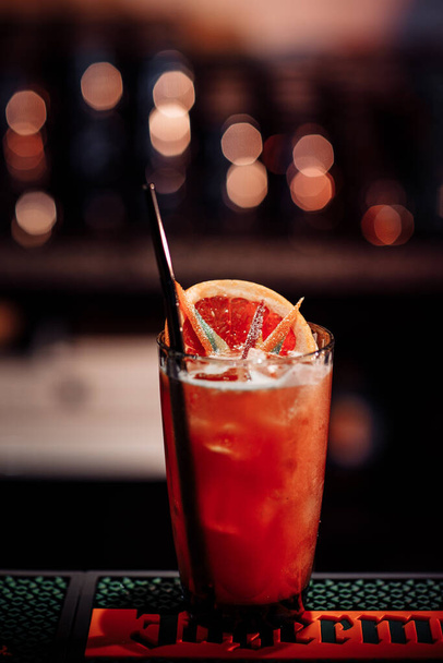 alkoholový koktejl v detailním pohledu na bar - Fotografie, Obrázek