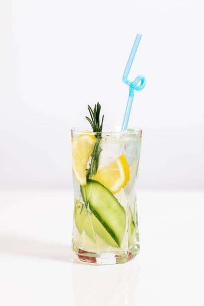 ένα ποτήρι κοκτέιλ αλκοόλης σε λευκό φόντο - Φωτογραφία, εικόνα
