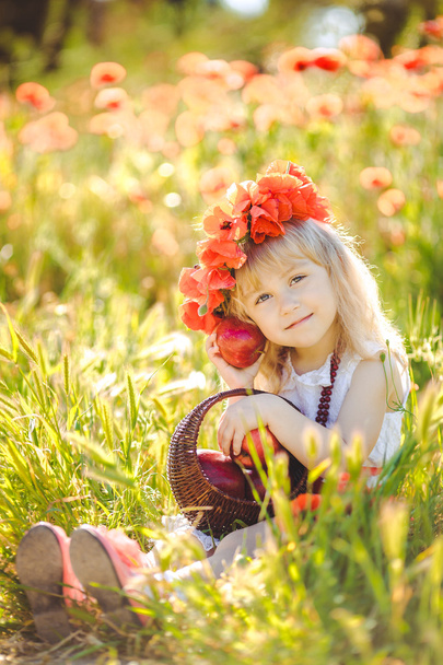 Cute child girl in poppy field - Foto, imagen