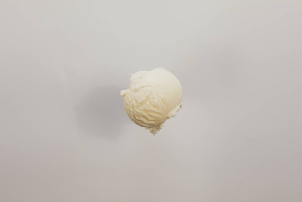 Cuchara de helado sobre fondo blanco
  - Foto, Imagen
