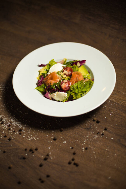 Leckerer Salat auf weißem Teller - Foto, Bild