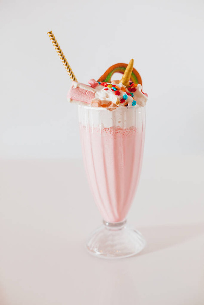 Glas Erdbeer-Milchshake isoliert auf weiß - Foto, Bild