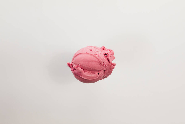 ice cream scoop on white background  - Zdjęcie, obraz