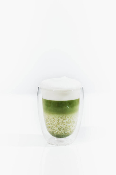 τσάι matcha απομονωμένο σε λευκό φόντο - Φωτογραφία, εικόνα