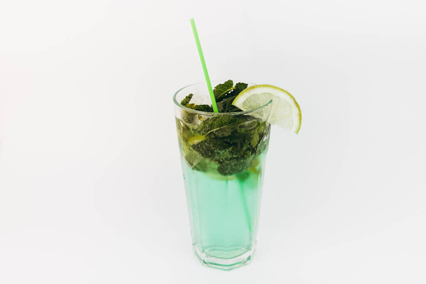 Cocktail mojito au citron vert et menthe sur fond blanc - Photo, image