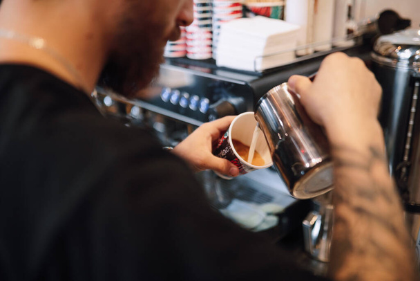 barista koffie zetten in café - Foto, afbeelding