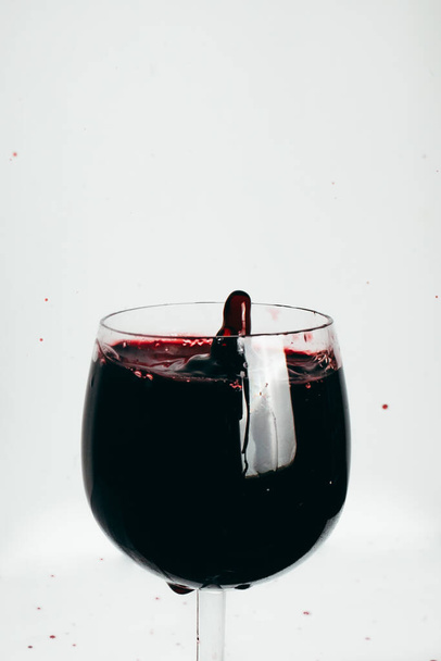 close-up view of red wine pouring  in glass - Foto, afbeelding