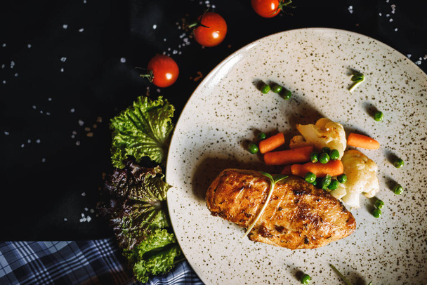 grilled chicken breast with vegetables and spices on a plate - Foto, immagini