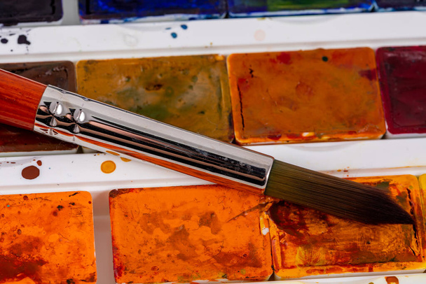 Set Aquarellfarben und synthetische Pinsel für die Malerei. Zeichnungsprozess. - Foto, Bild