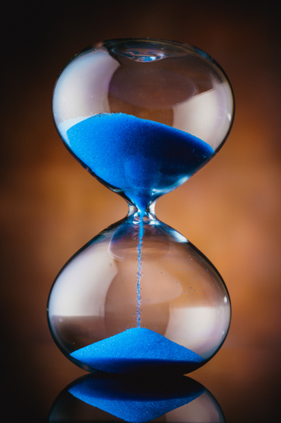 синій пісочний годинник на старому фоні
 - Фото, зображення