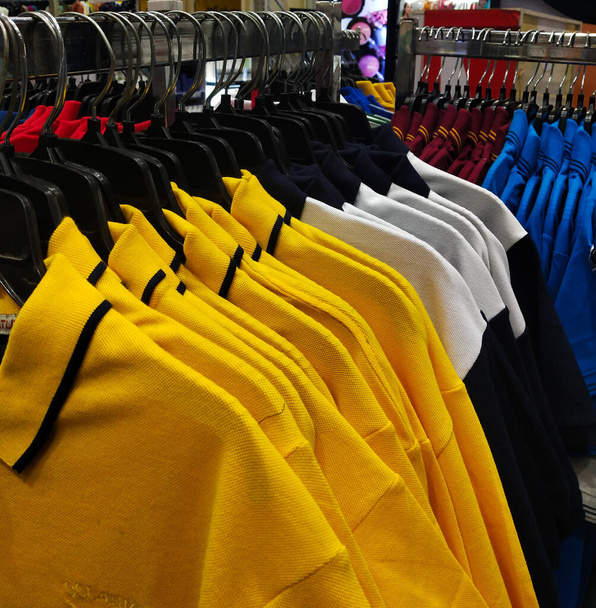 De belles chemises sont affichées à l'intérieur du centre commercial à vendre
 - Photo, image