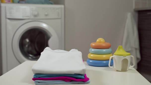 czyste ubrania dla niemowląt w pralni - Materiał filmowy, wideo