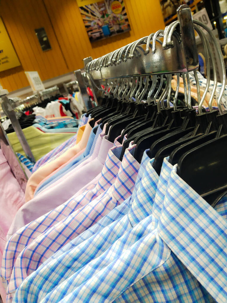 Όμορφα πουκάμισα εμφανίζονται στο εσωτερικό εμπορικό κέντρο προς πώληση - Φωτογραφία, εικόνα