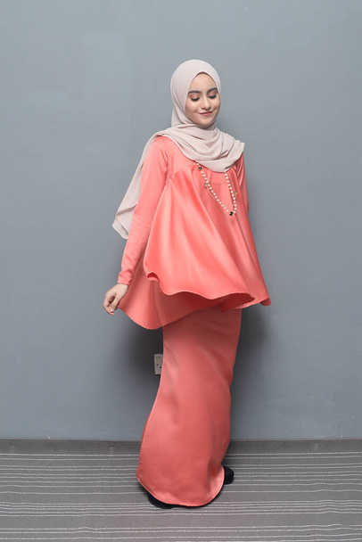 Hijab fashion.Cute menina muçulmana vestindo Hijab e roupa tradicional.Moda para celebração eid
. - Foto, Imagem