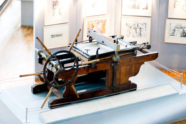 Starý tiskový stroj v Alexandrijské knihovně v Egyptě. Tohle je jeden z prvních tiskových strojů v historii lidstva.. - Fotografie, Obrázek