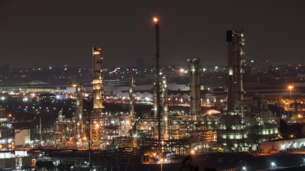 TimeLapse productie olieraffinaderij terminal is industriële faciliteit voor de opslag van olie en petrochemische. olieproducten. elektriciteitscentrale. beeldmateriaal b roll video 4k. - Video