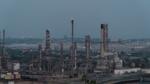 タイムラップ製造石油精製ターミナルは、石油・石油化学の貯蔵のための産業施設です。石油製造製品。発電所だ。映像Bロールビデオ4k. - 映像、動画