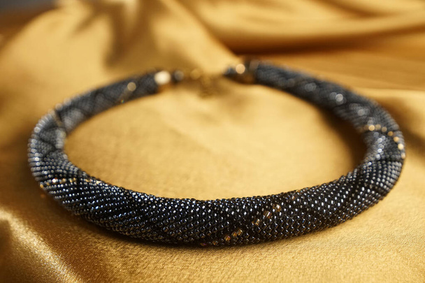 Gros plan de corde de perles, perles de graines, collier de perles
 - Photo, image