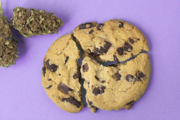 チョコレートとマリファナのクッキー。CBDカナビドール食品 - 写真・画像