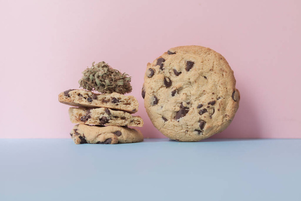 Çikolata ve marihuana kurabiyeleri. CBD Canabidol Gıda - Fotoğraf, Görsel