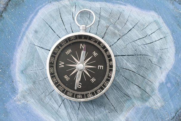 Stary kompas na niebieskim tle - Zdjęcie, obraz