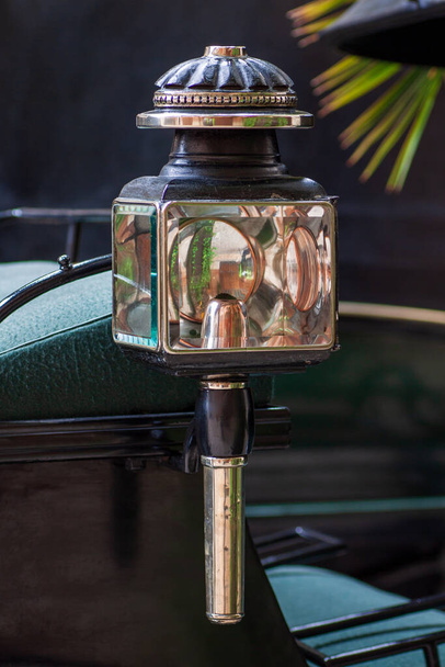 Světlo lucerny ve starém kočáře. Starověká lampa - Fotografie, Obrázek