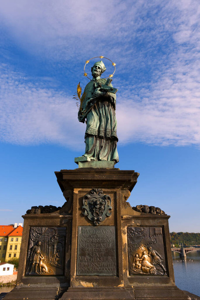 Statua di Giovanni Nepomuceno sul Ponte Carlo a Praga contro il cielo
. - Foto, immagini