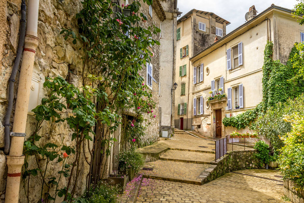 Güney Fransa 'daki Gilette köyünün manzarası - Fotoğraf, Görsel