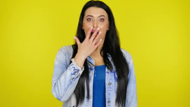 Nainen nostaa päänsä ja yllättyy peittämään suunsa kämmenellä - Materiaali, video