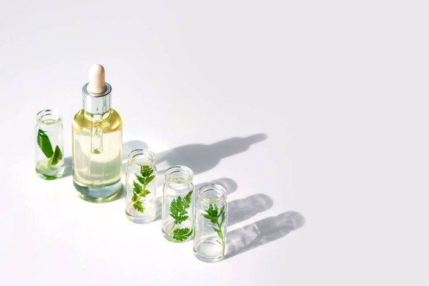Natuurlijke cosmetische producten, serum voor de verzorging en schoonheid van huid en haar - Foto, afbeelding