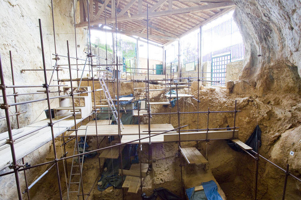 Caune de l 'Arago site (Francja), gdzie znaleziono skamieniałości i kamienne narzędzia Homo heidelbergensis (wczesne homo neanderthalensis). - Zdjęcie, obraz