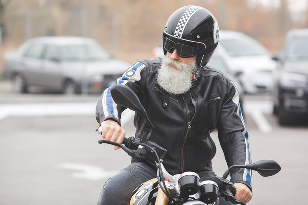 Vecchio uomo alla moda che guida la moto. Maschio brutale
. - Foto, immagini
