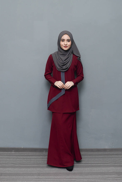 Hijab fashion.Nettes muslimisches Mädchen trägt Hijab und traditionelle Kleidung.Mode für eid Feier. - Foto, Bild