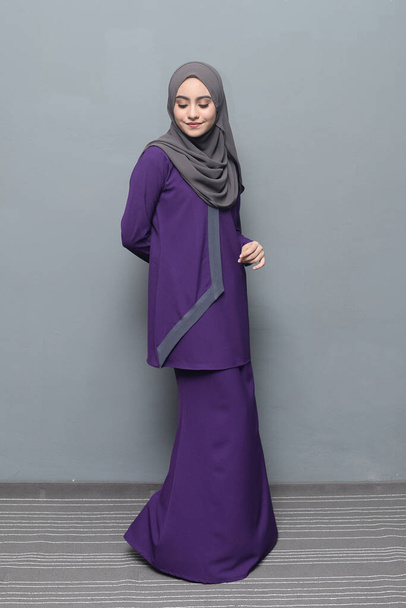 Hijab fashion.Cute Moslim meisje dragen Hijab en traditionele kleding.Mode voor eid viering. - Foto, afbeelding