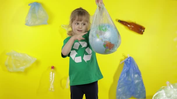プラスチックパッケージで地球の地球とガール活動家。自然環境汚染を減らす。生態環境の保全 - 映像、動画