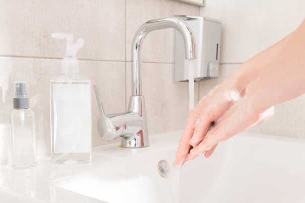 Zasada 30 sekund. zbliżenie przycięte zdjęcie pani myć ręce umywalka gorąca woda masaż mydło między palcami korona wirus zapobieganie sanitarne koncepcja odpowiedzialny użyteczny nawyk łazienka wewnątrz - Zdjęcie, obraz